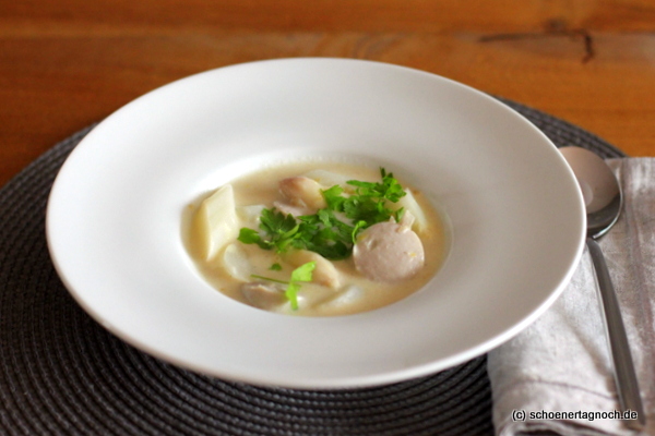 Spargelcremesuppe mit Kalbsbratwurst und frischer Petersilie