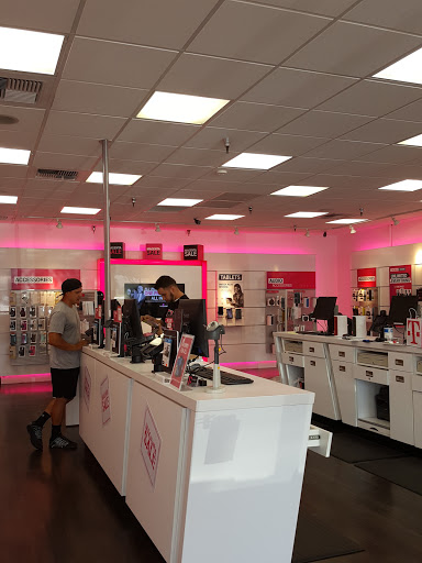 Cell Phone Store «T-Mobile», reviews and photos, 200 W Lincoln Ave, Anaheim, CA 92805, USA