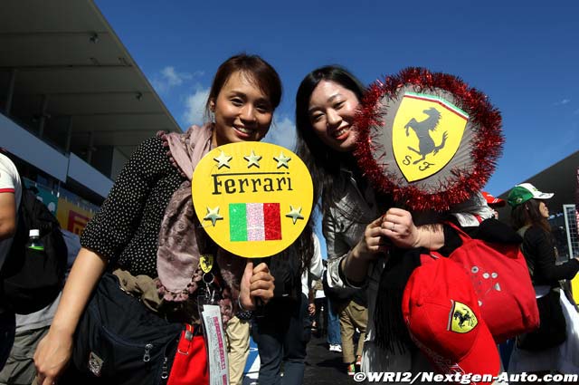болельщицы Ferrari с табличками на Гран-при Японии 2011