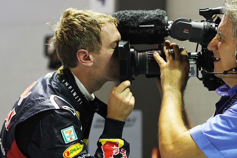 Себастьян Феттель целует телевизионную камеру после победы на Гран-при Сингапура 2011
