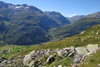Hoch oben auf dem Bäzberg.
Ein exponierter Beobachtungspunkt mit phantastischem Blick hinunter ins Tal auf Realp und die Straße hoch zum San Gotthard.