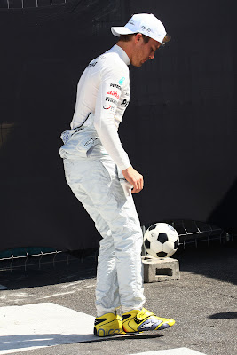 Нико Росберг набивает мяч на Гран-при Бразилии 2011