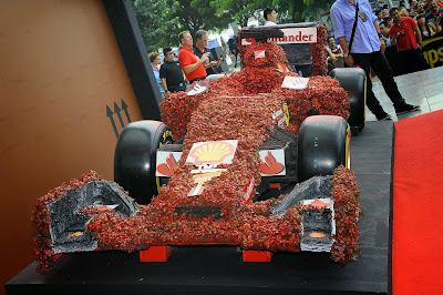 тропический болид Ferrari из коры и фиттонии на Гран-при Сингапура 2014