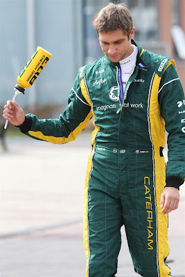 Виталий Петров размахивает бутылкой на Гран-при Кореи 2012