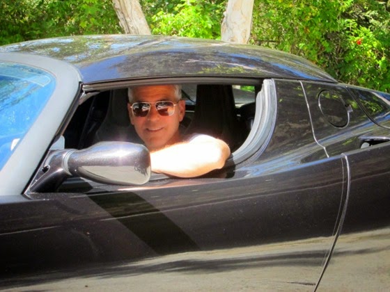 George-Clooney-tesla-roadster-700x525