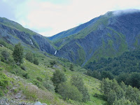 Hoch zum Col de Sarenne (1999 m) und Alpe d'Huez.