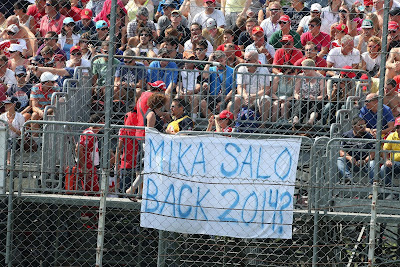 болельщики призывают к возвращению Мики Сало - баннер на трибуне Монцы на Гран-при Италии 2013