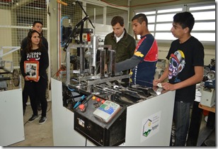Alumnos de la EET N°2 de Villa Clelia crearon una máquina para mejorar la producción de la industria alfajorera local