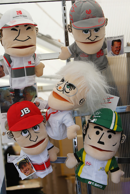 куклы Камуи Кобаяши Михаэль Шумахер Берни Экклстоун Дженсон Баттон Такумо Сато в продаже на Гран-при Японии 2011