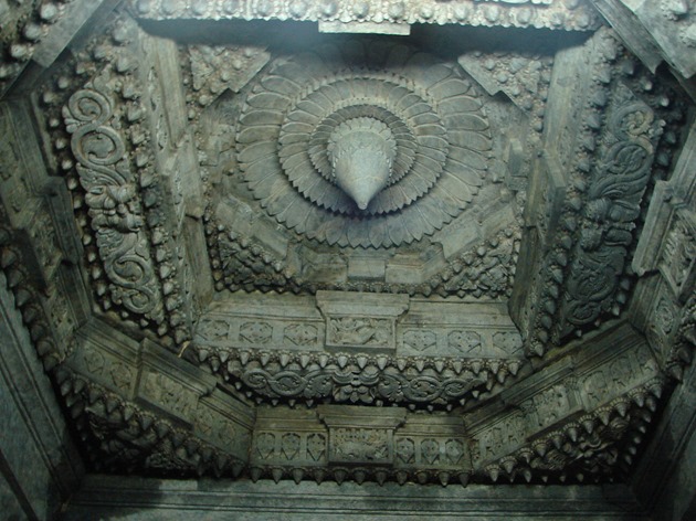 A_Ceiling_inside_the_shrine_in_Saumyakeshava_Temple_at_Nagamangala