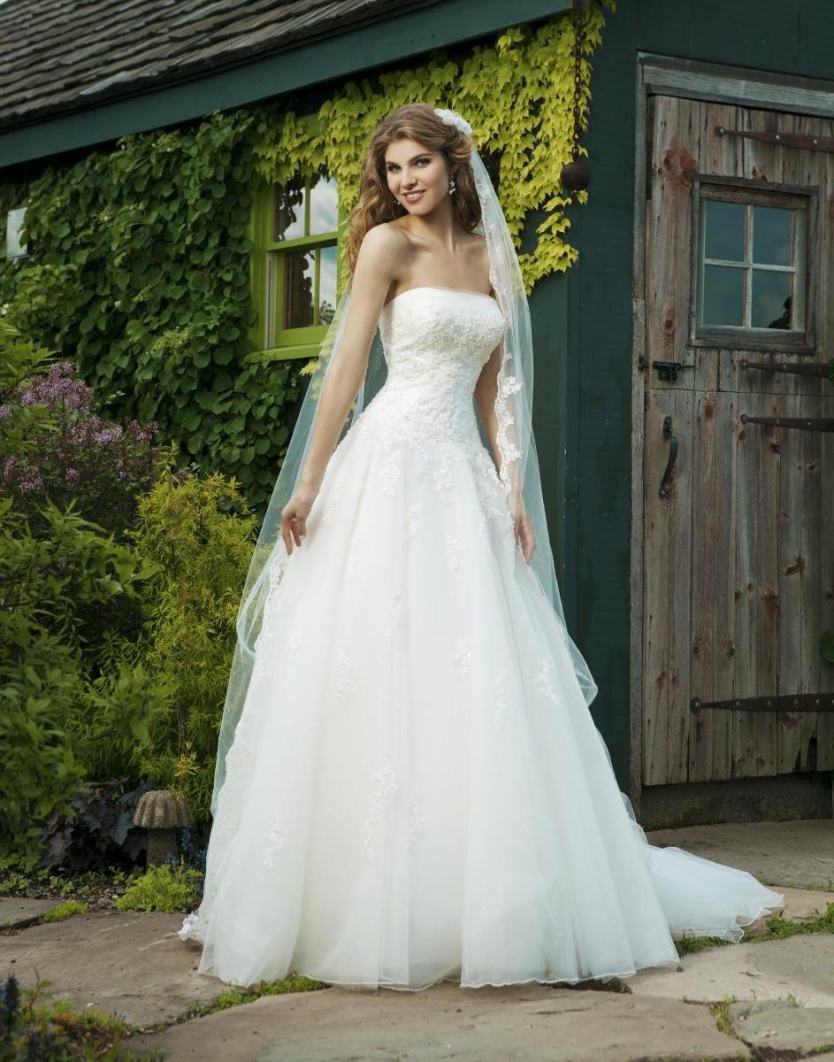 3637 Gown features lace up