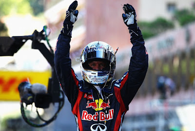 поклон Себастьяна Феттеля после победы на Гран-при Монако 2011