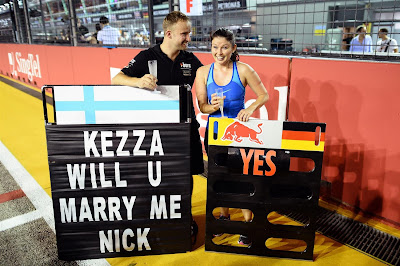 предложение выйти замуж на пит-борде на трассе Гран-при Сингапура 2013