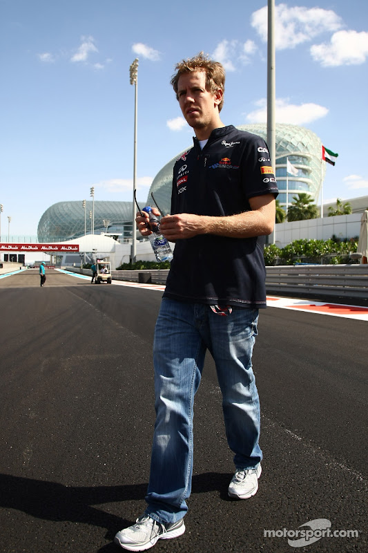 Себастьян Феттель снимает очки во время прогулки по треку перед Гран-при Абу-Даби 2011