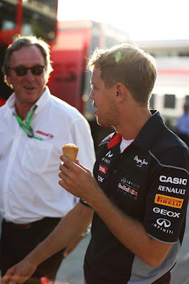Себастьян Феттель кушает мороженку на Гран-при Венгрии 2013