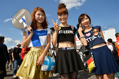 болельщицы Кими Райкконена и Себастьяна Феттеля в оригинальных платьях на Гран-при Японии 2013