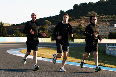 Пол ди Реста в окружении кузенов Марино Франкитти и Дарио Франкитти на пробежке в Хересе 6 февраля 2012
