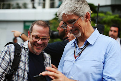 Деймон Хилл показывает что-то на телефоне Жаку Вильневу на Гран-при Малайзии 2014