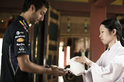 Даниэль Риккардо пьет чай в храме Токио перед Гран-при Японии 2014