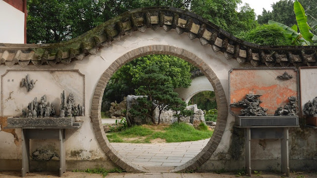 circular entranceway at Kaihua Temple in Fuzhou