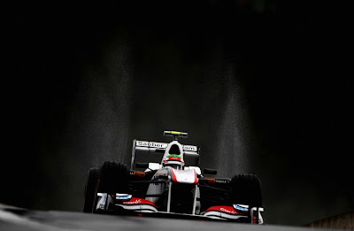 Серхио Перес за рулем болида Sauber на трассе Спа-Франкошам в дождь на Гран-при Бельгии 2011 на свободных заездах в пятнцу
