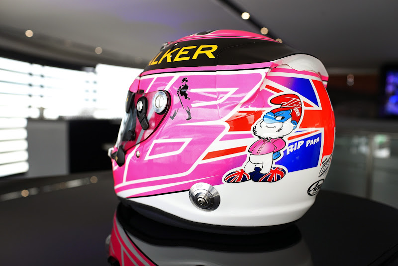 розовый трибьют-шлем Дженсона Баттон в память об отце на Гран-при Великобритании 2014