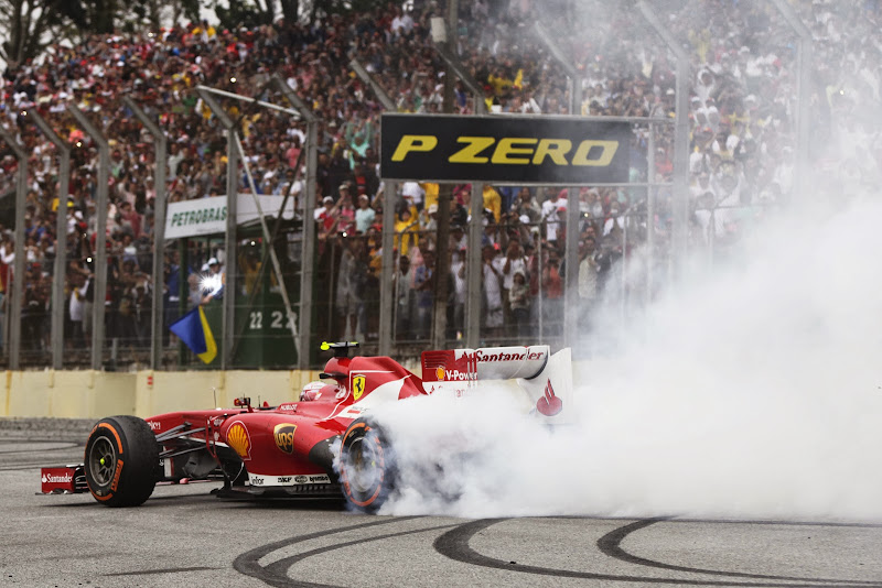 Фелипе Масса крутит пончики на Ferrari после финиша гонки на Гран-при Бразилии 2013