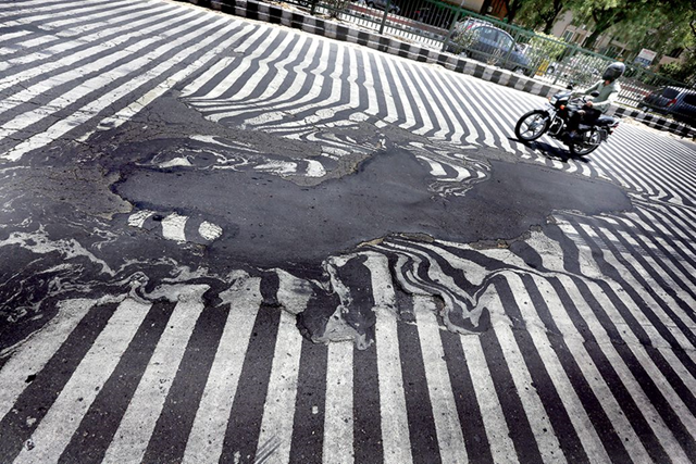 A road melts near Safdarjung Hospital after the temperature rises to more than 115 degrees Fahrenheit during hot weather in New Delhi, India, on 27 May 2015. Photo: Harish Tyagi / EPA
