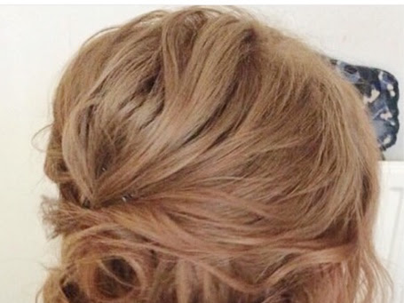 Pretty updo tutorial.