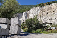 Richtung Bellinzona, Marmorsteinbruch beim Ort Lodrino.