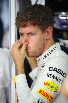 Себастьян Феттель зажимает нос на Гран-при Малайзии 2013