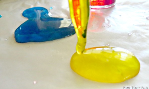 5 Minute Science Experiment - Watch Molecular Attraction in Water 5 Minute Science Experiment - Watch Molecular Attraction in Water