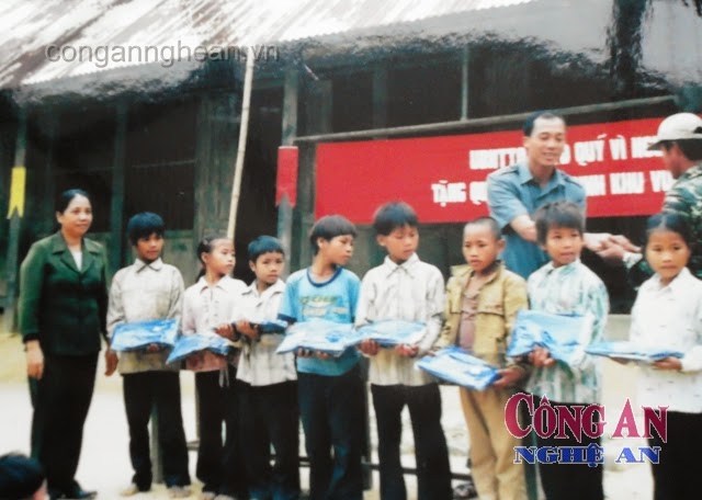 Lãnh đạo Ủy ban Mặt trận Tổ quốc huyện Con Cuông tặng quần áo ấm cho học sinh Đan Lai ở Khe Khặng, Môn Sơn