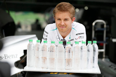 Нико Росберг и бутылки воды на Гран-при Малайзии 2013