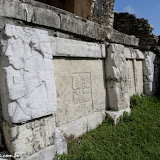 Prisioneiros esculpidos no Jardim Central - Palácio - Palenque, México