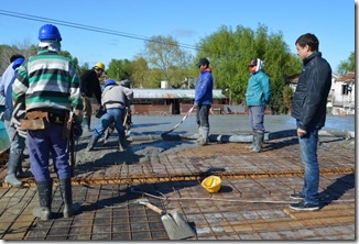 Juan Pablo de Jesús, jefe comunal del Partido de La Costa, supervisó el avance de obra y llenado de losa del centro de salud que construye el Estado