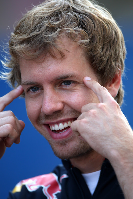 Себастьян Феттель с пальцами у глаз на Гран-при Европы 2011