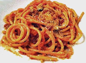 bucatini-all-amatriciana con salsa di pomodoro