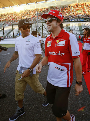 Льюис Хэмилтон и Фернандо Алонсо гуляют на Сузука на Гран-при Японии 2013