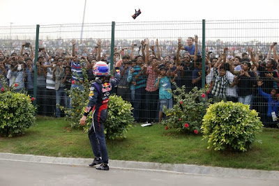 Марк Уэббер кидает перчатку болельщикам после схода с дистанции из-за механических проблем на своем Red Bull на Гран-при Индии 2013