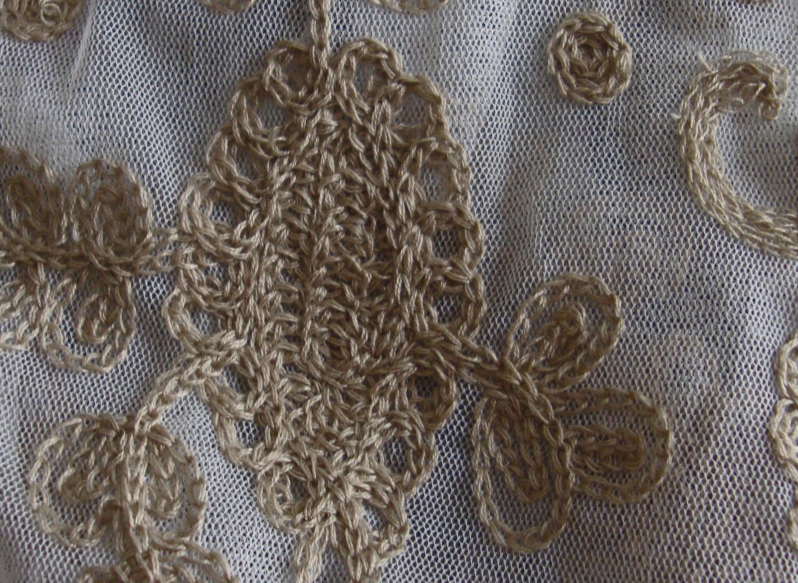 White lace scarf, with ivory