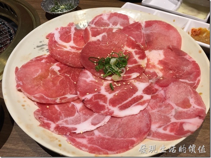 台北南港-乾杯燒烤。豬梅花肉，NT100。