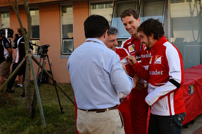 Фернандо Алонсо шутит с сотрудником Ferrari на Гран-при Кореи 2013