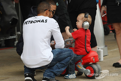 Льюис Хэмилтон и его молодой болельщик на Гран-при Испании 2013