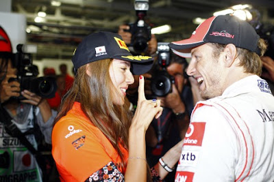 Джессика Мичибата показывает палец Дженсону Баттону на Гран-при Японии 2011