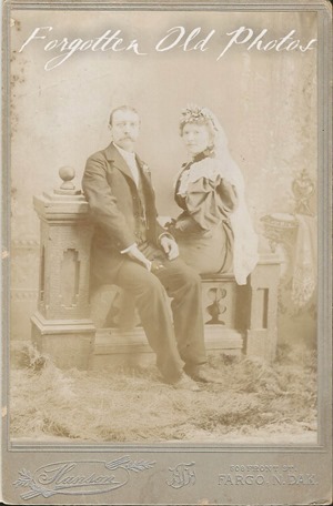couple on a bench DL Ant couple on a bench DL Ant