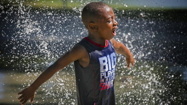 Jonah Stovall, 5, cools off on a hot afternoon at Cucamonga-Guasti Regional Park in Rancho Cucamonga, as a heat wave grips Southern California on 9 OCtober 2015, with one Ventura County community hitting the highest temperature reading since record-keeping began. Photo: Irfan Khan / Los Angeles Times