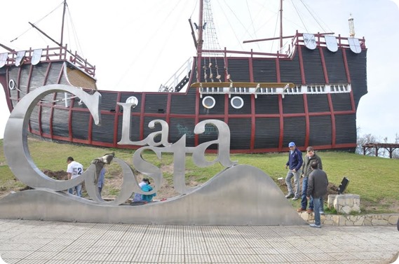 El intendente, Juan Pablo de Jesús, supervisó la colocación de la pieza en la Carabela Santa María