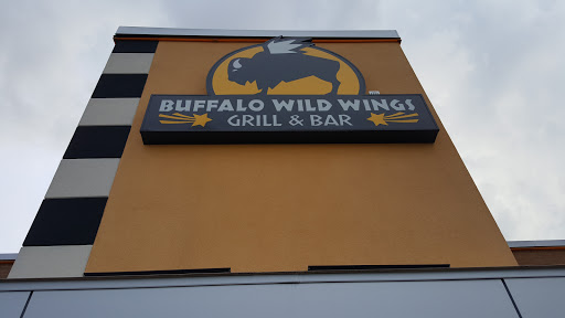 Chicken Wings Restaurant «Buffalo Wild Wings», reviews and photos, 110 S Hampton Pl, Clarksville, TN 37040, USA