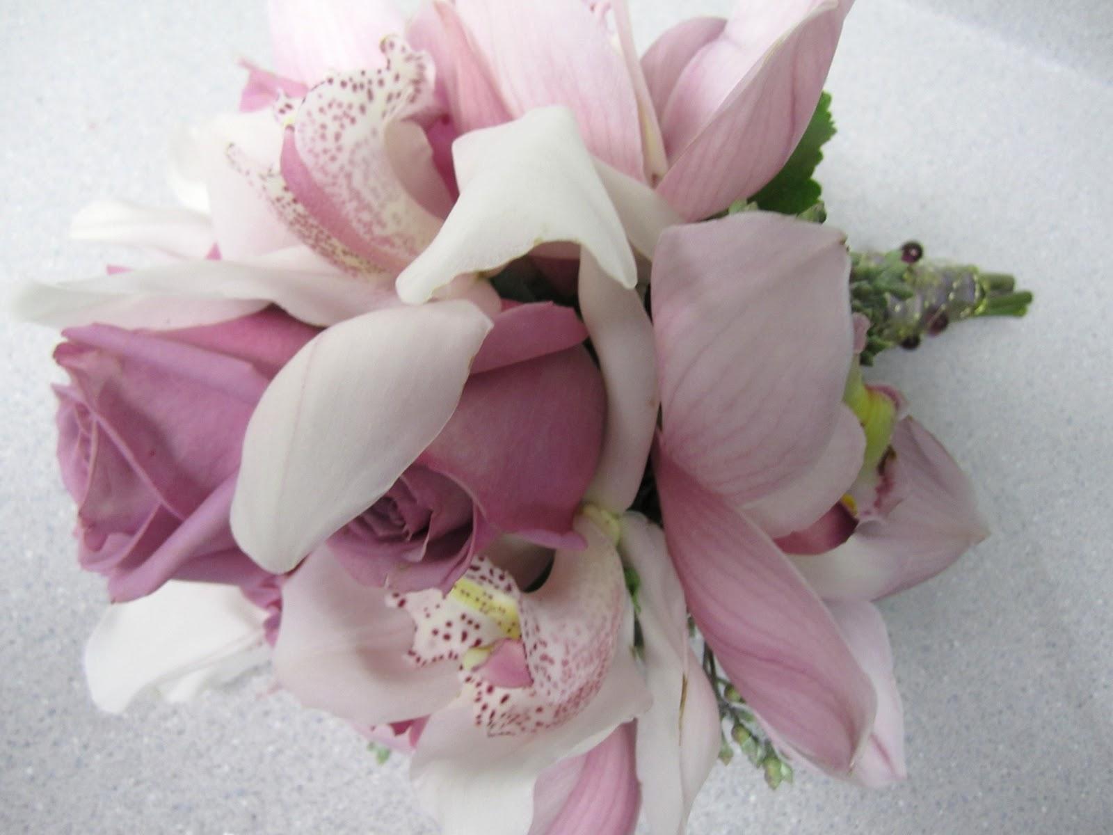 mini white calla lilies,